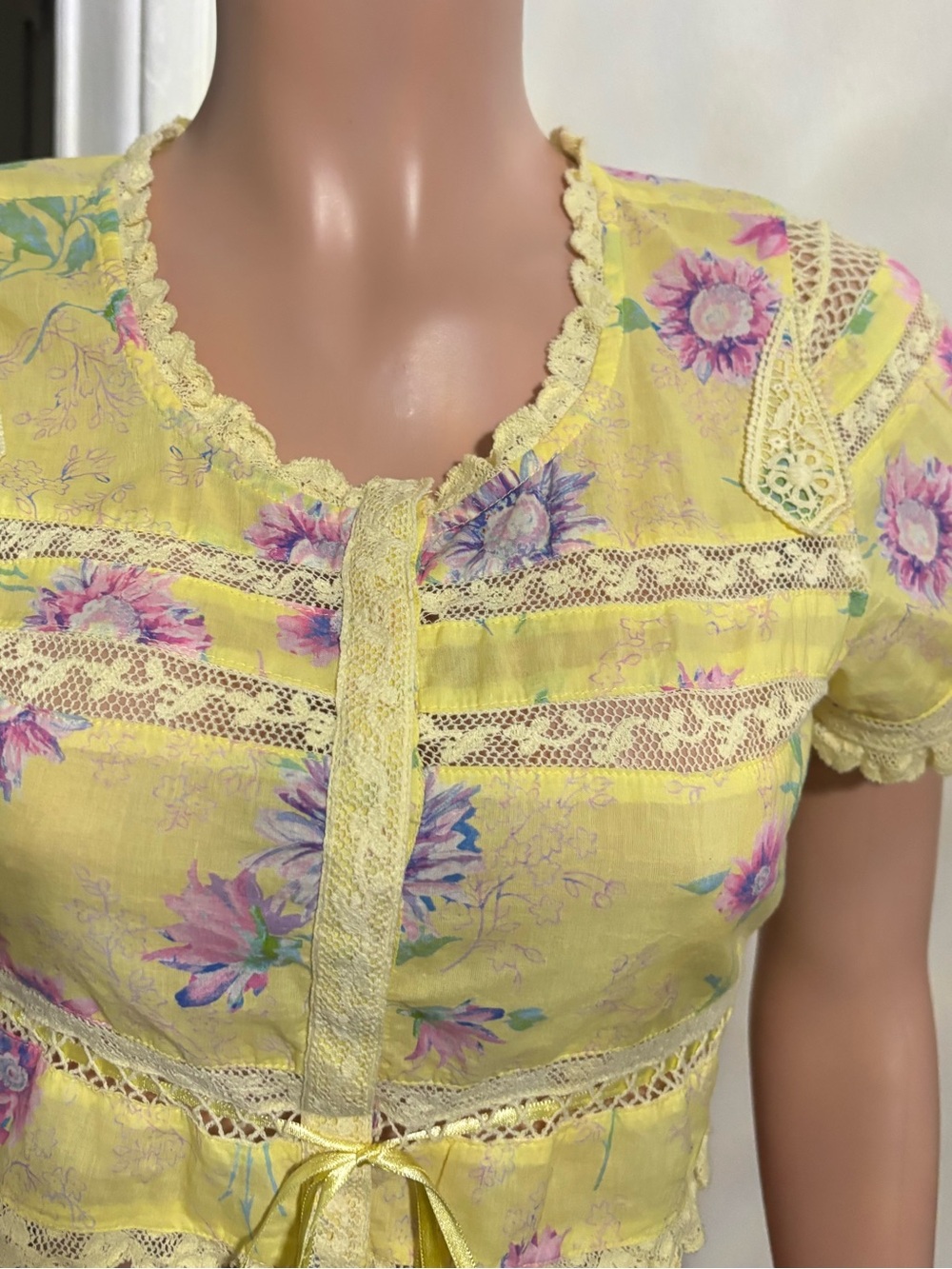 LOVESHACK FANCY Women’s Yellow Floral Crochet-Trim Tie-Front Crop Top - Picture 6 of 13